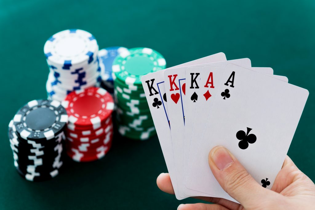 Menghasilkan Uang Melalui Internet Poker Online